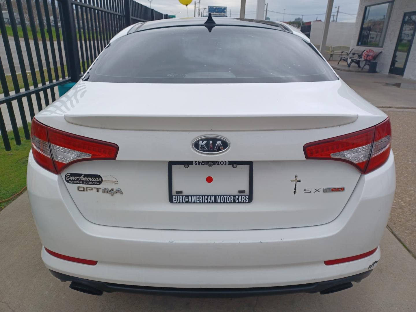 2011 WHITE /BLACK Kia Optima SX (KNAGR4A68B5) with an 2.4L L4 DOHC 16V TURBO engine, 6-Speed Automatic transmission, located at 2001 E. Lancaster, Ft. Worth, 76103, (817) 336-7000, 32.746181, -97.301018 - Photo#6